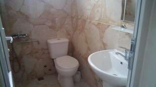 Гостевой дом Guest House Batumi Батуми Cемейный номер с собственной ванной комнатой-8
