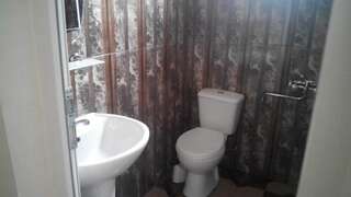 Гостевой дом Guest House Batumi Батуми Cемейный номер с собственной ванной комнатой-11