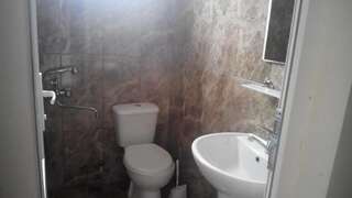 Гостевой дом Guest House Batumi Батуми Cемейный номер с собственной ванной комнатой-12