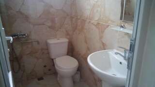 Гостевой дом Guest House Batumi Батуми Cемейный номер с собственной ванной комнатой-15