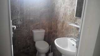 Гостевой дом Guest House Batumi Батуми Cемейный номер с собственной ванной комнатой-5